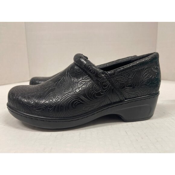 Women’s Yuu Bethanee embossed clog mules nursing waitress shoe size 8.5 wide - Picture 5 of 9